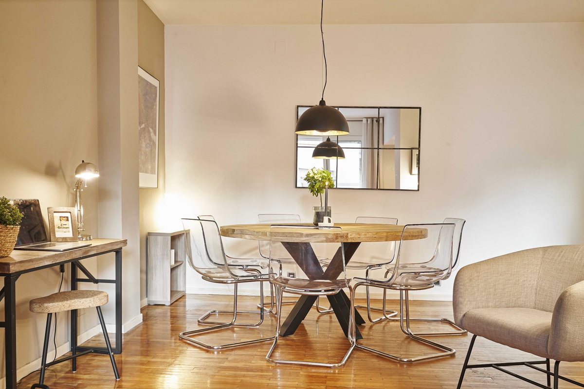 Comedor de un piso turístico gestionado por MyRentalHost en Barcelona