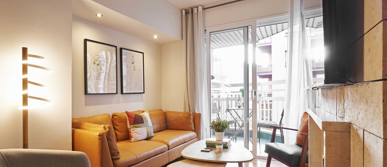 Salón con balcón a la calle en un piso gestionado por MyRentalHost en Barcelona