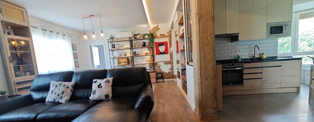 Salón comedor con cocina integrada de un apartamento gestionado por MyRentalHost en Madrid