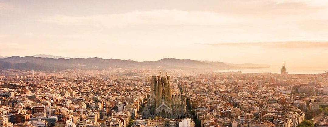 Vista aérea del Eixample de Barcelona con la Sagrada Família al fondo